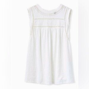 Ruffle trim light weight tank. In like new condition.